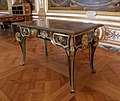 Tisch aus Eiche, Nussbaum, Schildpatt, Messing und vergoldeter Bronze, wahrscheinlich von André-Charles Boulle (Beginn des 18. Jahrhunderts)