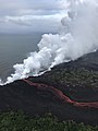 Lava fließt nach Überquerung der Hawaii Route 137 an zwei Stellen ins Meer