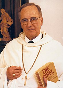 Abt Gregor in der Kukulle mit der Bibel in der Hand im Jahr 2006