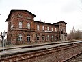 Bahnsteigseite des Bahnhof mit Hausbahnsteig 1 und Mittelbahnsteig 2