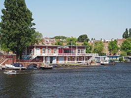 Het gebouw, gezien vanaf de Amstel bij de Berlagebrug