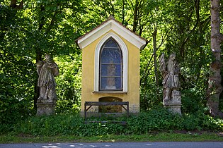 Wegkapelle mit Heiligenfiguren