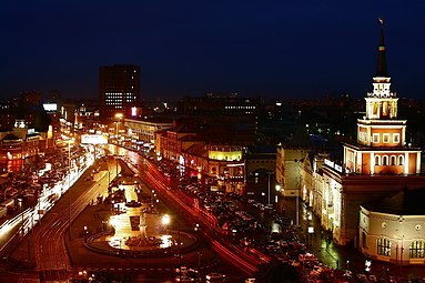 Μία νυχτερινή άποψη από την κεντρική πλατεία Κομσομόλσκαγια της Μόσχας