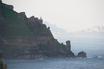 Batıdan görüldüğü gibi Cape Point ve yeni deniz feneri. False Bay ötesindedir.