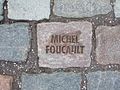 Tom Fecht: Kaltes Quadrat - Stein zur Erinnerung an Michel Foucault - Eingangsbereich der Bundeskunsthalle