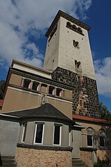 Bergfried der Waldenburg (unterer Teil mittelalterlich: Buckelquader der Stauferzeit)