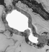 Ultra-thin-cross-section of a etched pore in a low-voltage anode foil, 100,000-fold magnification, light grey: aluminum, dark grey: amorphous aluminum oxide, light: pore, in which the electrolyte is active