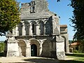 Berneuil, Notre-Dame – nachträglich angefügte Strebepfeiler in den Ecken der Fassade