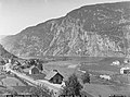 Stasjonen i 1892, med Bolstadelva og Bolstadfjorden. Foto: Axel Lindahl