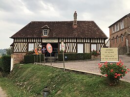 Entree van het museum te Camembert