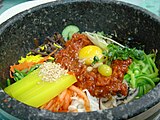 hvangphomuk (hwanpomuk) (baloldalt), pibimbap (bibimbap) alkotóelemeként