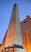 Opplyst obelisk