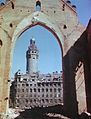 Blick aus der Ruine auf das Neue Rathaus (April 1945)