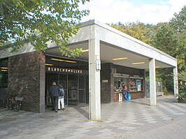 Het noordelijke toegangsgebouw van station Blaschkoallee staat in een parklandschap.