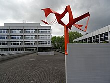 1966–1969, Freiplastik, Eisen bemalt. Höhe 230cm. St. Alban-Schulhaus, Basel. Von Walter Bodmer (1903–1973) Maler, Bildhauer.