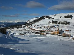 Compatsch: die größte Siedlung auf der Alm