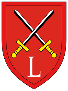 Ein rotes Wappen mit zwei gekreuzten Schwertern (mit gelben Griffen) und dem Buchstaben L in weiss