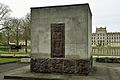 Mahnmal für 200 Opfer des KZ Wöbbelin des Ludwigsluster Künstlers Herbert Bartholomäus, 1951, am Ehrenfriedhof zwischen Schloss und Stadtkirche in Ludwigslust