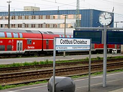 Bahnsteig mit deutschem und niedersorbischem Ortsnamen