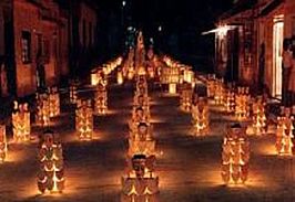 Lampionnenoptocht tijdens de Fiesta Nacional del Concusro de Alumbrados con Velas y Faroles