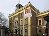 Doopsgezinde Weeshuis\ Gewestelijk Arbeidsbureau, hoge neoclassieke gevel, midden blok verhoogd en door klokkentoren bekroond. Vertoont overeenkomst met het Elisabeth's gasthuis