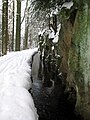 Grabenführung entlang einer Felswand in der unteren Hälfte