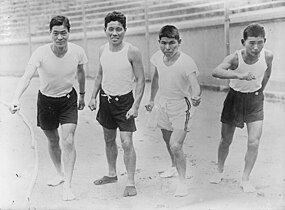 Zensaku Motegi (hier ganz rechts als Mitglied des japanischen Marathonteams) – im Marathonlauf auf Rang zwanzig, hier ausgeschieden als Zwölfter des dritten Vorlaufs