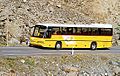 Ein Postauto unterwegs auf dem Flüelapass