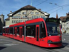 Ein Combino-Tram auf dem Casinoplatz