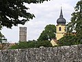 Burg- und Kirchturm hinter der Stadtmauer