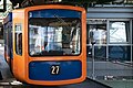 Bei der Wuppertaler Schwebebahn zeigte früher ein spezielles Rollband unterhalb der Frontscheibe die Kursnummer an, hier 27