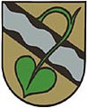 Gemeinde Atzbach In Gold ein schwarzer, mit silbernem Wellenbalken belegter Schrägbalken, aus dem oben ein grünes, über den Schrägbalken nach unten gebogenes Lindenblatt wächst.