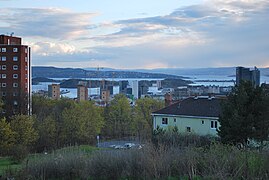 Barcode sett fra Hasleparken. Oslo Plaza og Posthuset til høyre, tre brune blokker på Enerhaugen til venstre, Barcode i midten mot Hovedøya Foto: Helge Høifødt