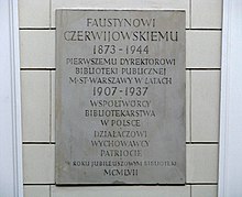 Kamienna tablica umieszczona na ścianie budynku. Wyryty napis: Faustynowi Czerwijowskiemu 1873-1944 Pierwszemu dyrektorowi biblioteki publicznej m.st. Warszawy w latach 1907–1937 Współtwórcy bibliotekarstwa w Polsce, działaczowi, wychowawcy, patriocie w roku jubileuszowym biblioteki. Na dole data cyframi rzymskimi 1957