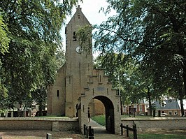 Kerk met toegangspoort