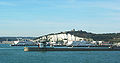 Dover Limanı, beyaz tebeşirden kıyı yarları ve tepede Dover Kalesi