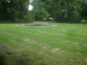 Mittleres Mahnmal, vorn: Gedenkplattenfeld.