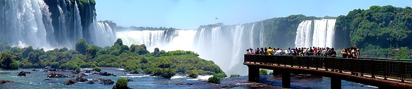 %80’i Arjantin sınırları içinde olan Iguazú Şelalesi UNESCO tarafından Dünya Mirası olarak listelenmiştir. Aynı zamanda Doğanın Yedi Harikası’ndan biridir.[30]