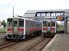 Kreuzende Züge im Bahnhof Kiyosatochō