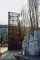 Mahnmal Flammenwand an der Sammelstelle Synagoge Levetzowstraße im Stadtteil Berlin-Tiergarten. Auf der großen Schrifttafel sind alle Osttransporte verzeichnet, die ab Oktober 1941 bis März/April 1945 von Berlin abgingen.