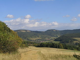 Ortsteil Kleinbreitenbach von Plaue, im Hintergrund die Reinsberge