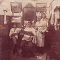Cospicua sahilinde Cannavò berber dükkânı, 1910'lar, Richard Ellis.