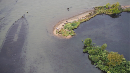 Dark blue outline of submarged shipwreck next to two small peninsulas