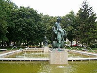 Szemben Az áldást hozó Tisza, mögötte A romboló Tisza szobra, (1930) Széchenyi tér, Szeged