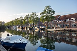 Overzicht van oude gracht en deel van de bebouwing