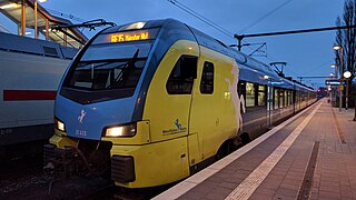 Der RE15 nach Münster Hbf mit einem FLIRT-3-Triebwagen