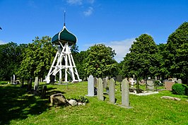 De klokkenstoel van Ruigahuizen op de begraafplaats. Tsjerkhofleane 2