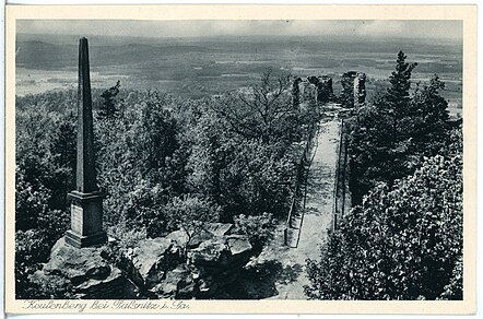 Historische Ansicht (um 1930) mit der Ruine des Bergschlösschens und dem Augustobelisk