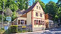 Wohnhaus mit seitlichem Anbau, sowie Einfriedungs- und Stützmauer entlang der Straße (Haus Berghütte)