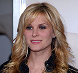 Bonnie Somerville 8. sezonda 7 bölüm Ross'un sevgilisi Mona'yı oynadı.